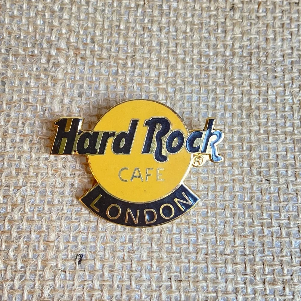 Hard Rock Cafe London England UK collectible pin goldtone metal in black yellow